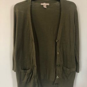 Dark green light sweater.